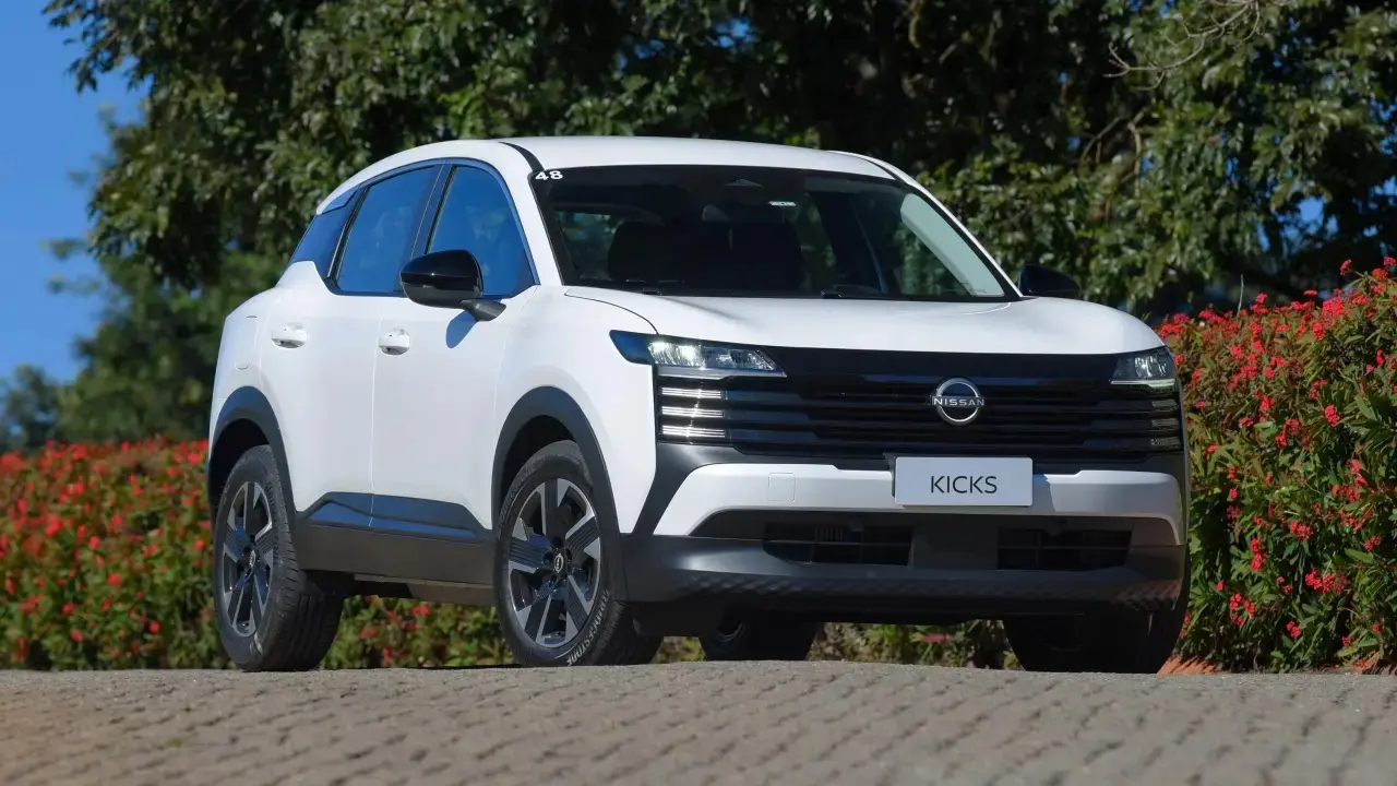 Nissan Kicks Sense 2026 de nova geração na cor branca estático de frente