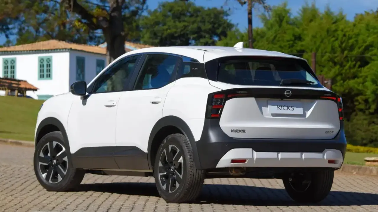 Nissan Kicks Sense 2026 de nova geração na cor branca estático de traseira