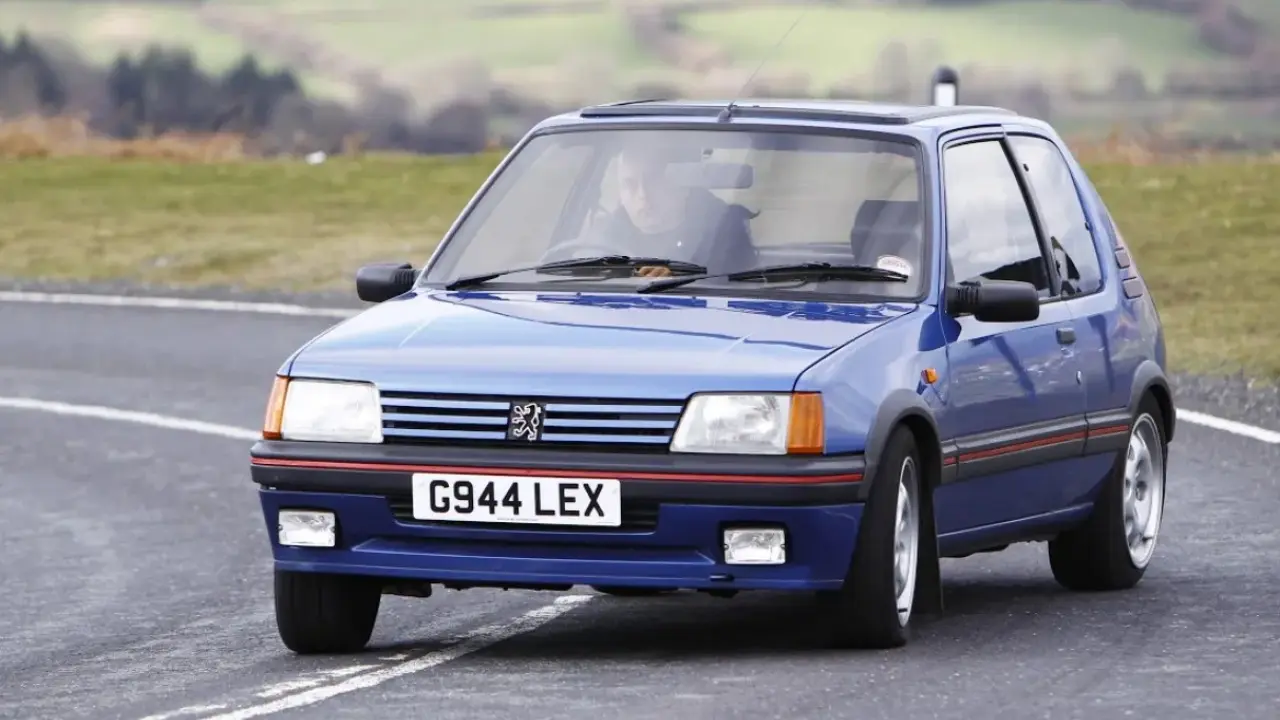 Peugeot 205 GTI de 1984 azul em movimento