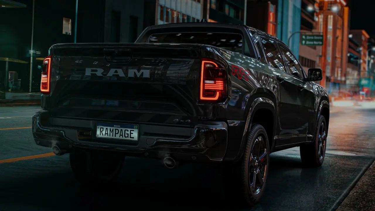 Ram Rampage preta na versão R/T de traseira