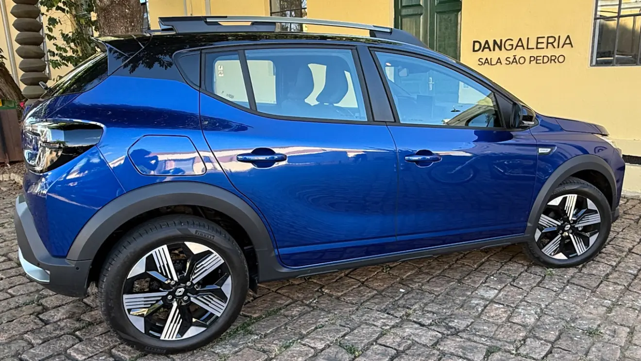 Renault Kardian Iconic azul visto de lado