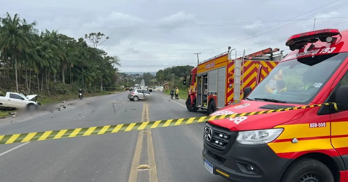 carros destruídos, a´rea isolada e ambulância parada na SC-108