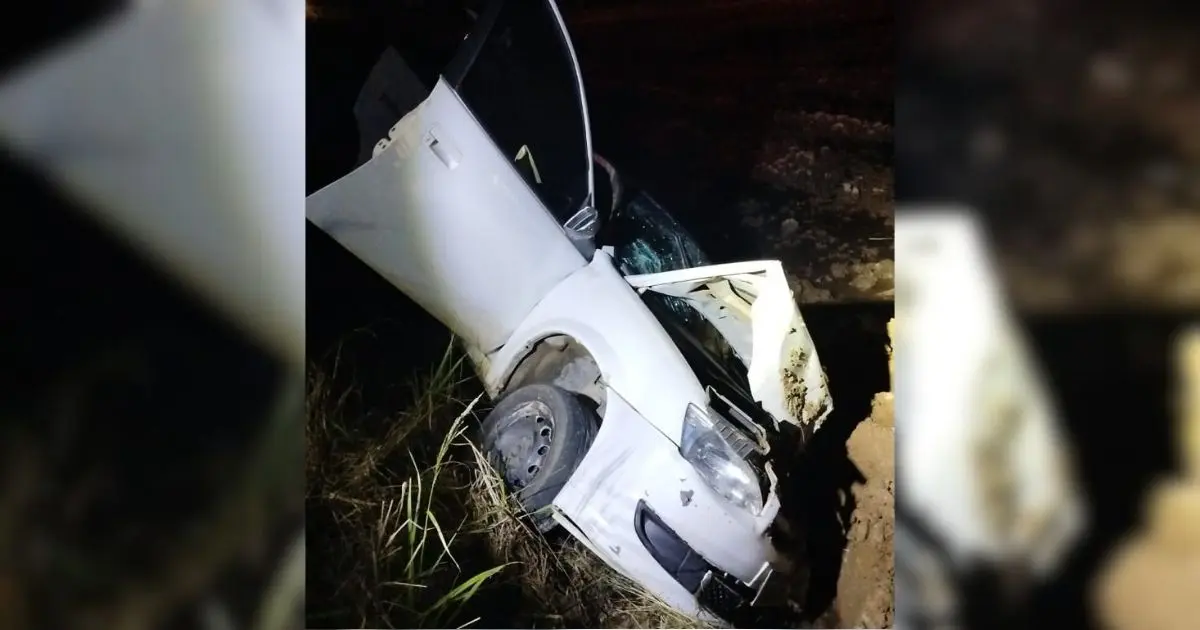 Chevrolet Corsa branco destruído após acidente