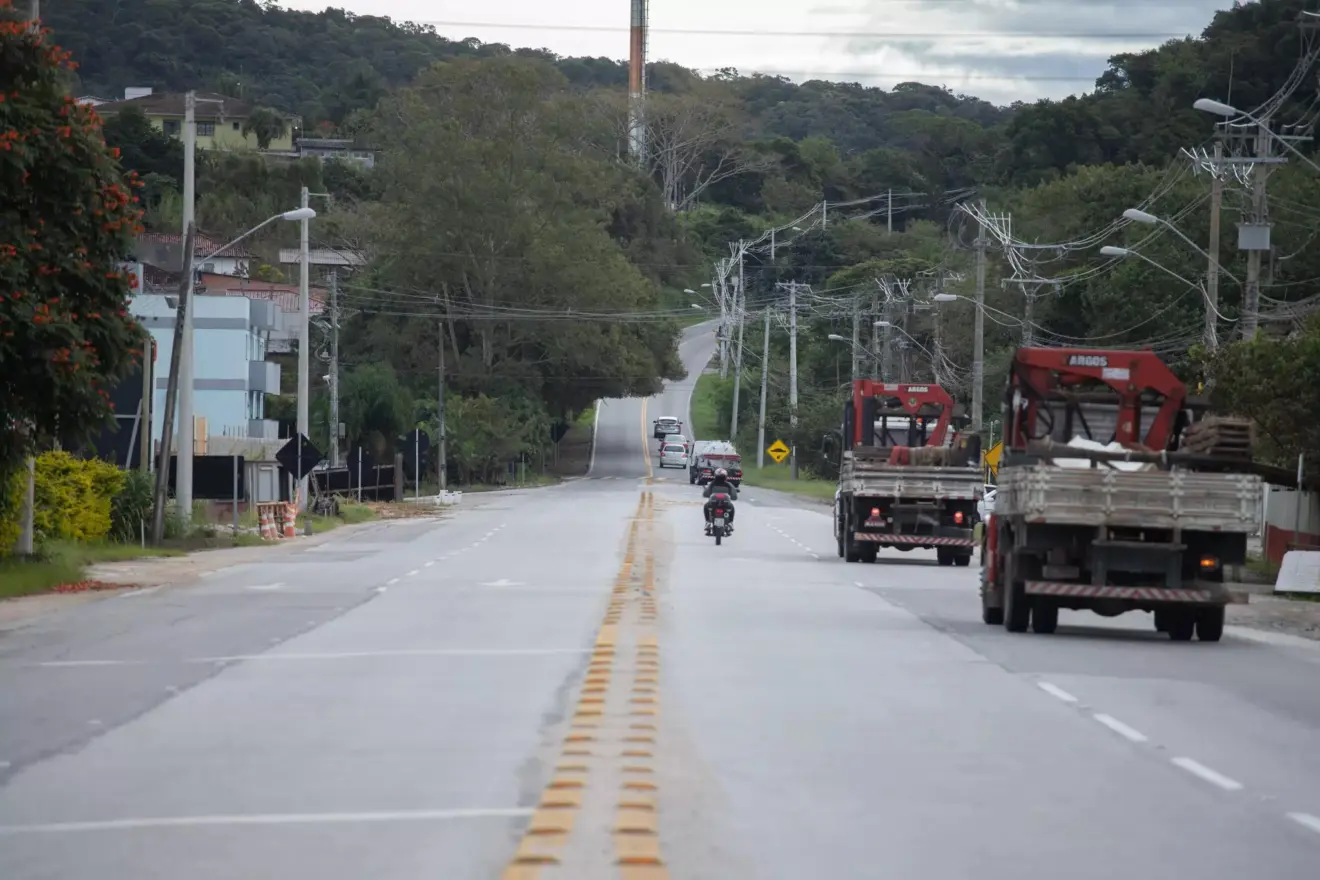 Trecho da SC-281 com caminhões andando
