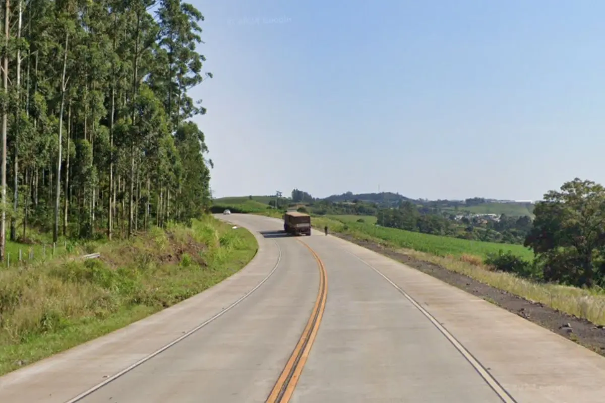 trecho da SC-305 com caminhão andando