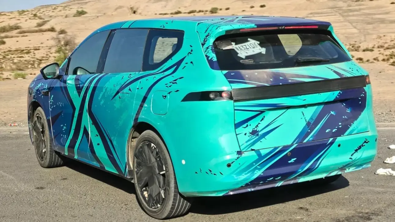 protótipo camuflado de azul de novo SUV da Nissan visto de trás