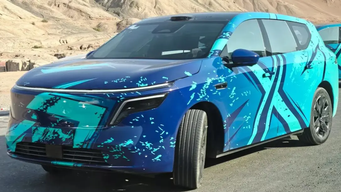 protótipo camuflado de azul de novo SUV da Nissan com DRL's acesos