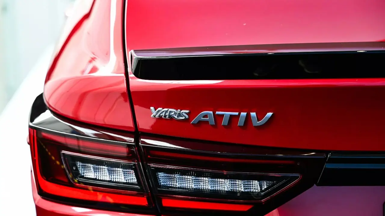 Toyota Yaris Activ vermelho da Tailândia