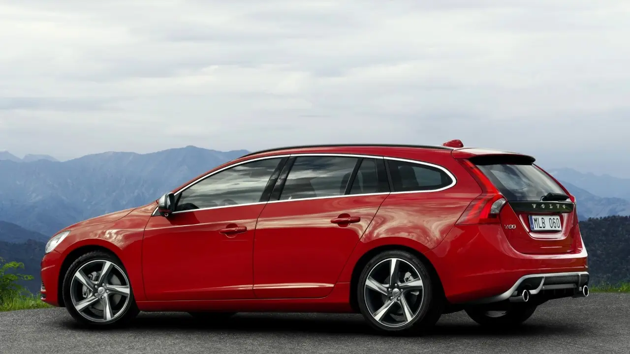 Volvo V60 2013 em estático vermelho