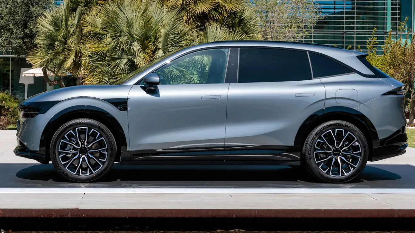 Zeekr 7X cinza visto lateralmente