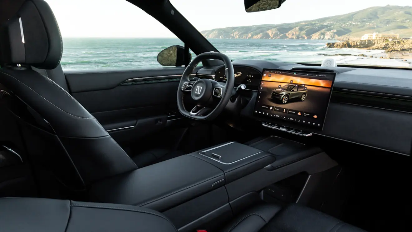 Interior do Zeekr 7X com telas ligadas