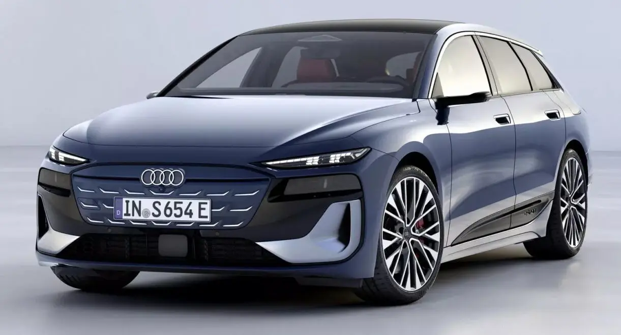 Audi A6 E-tron elétrico roxo parado de frente com fundo neutro