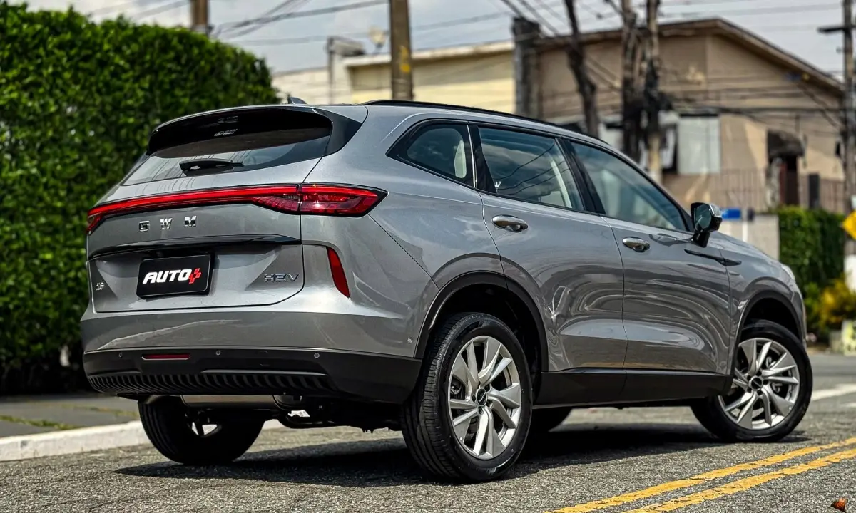 GWM Haval H6 One cinza estático na rua