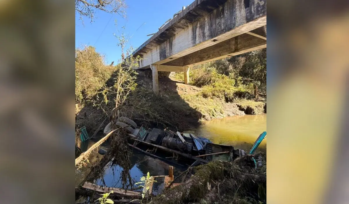 Acidente com caminhão na ponte do km-175 da rodovia SC-114