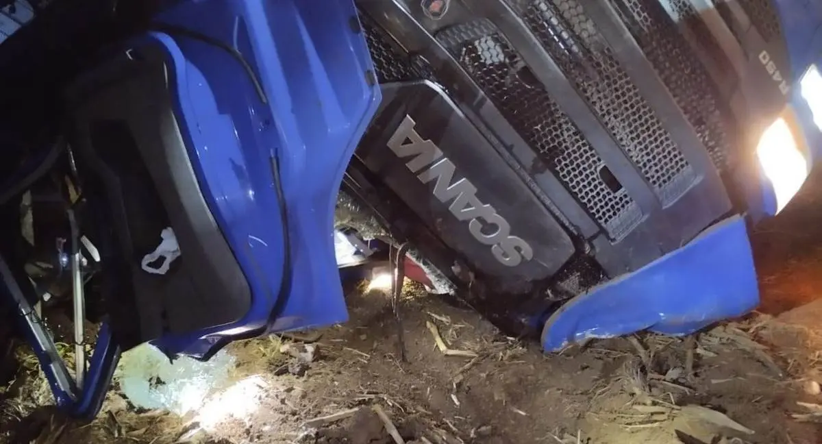 Giro de Notícias informa acidente com caminhão