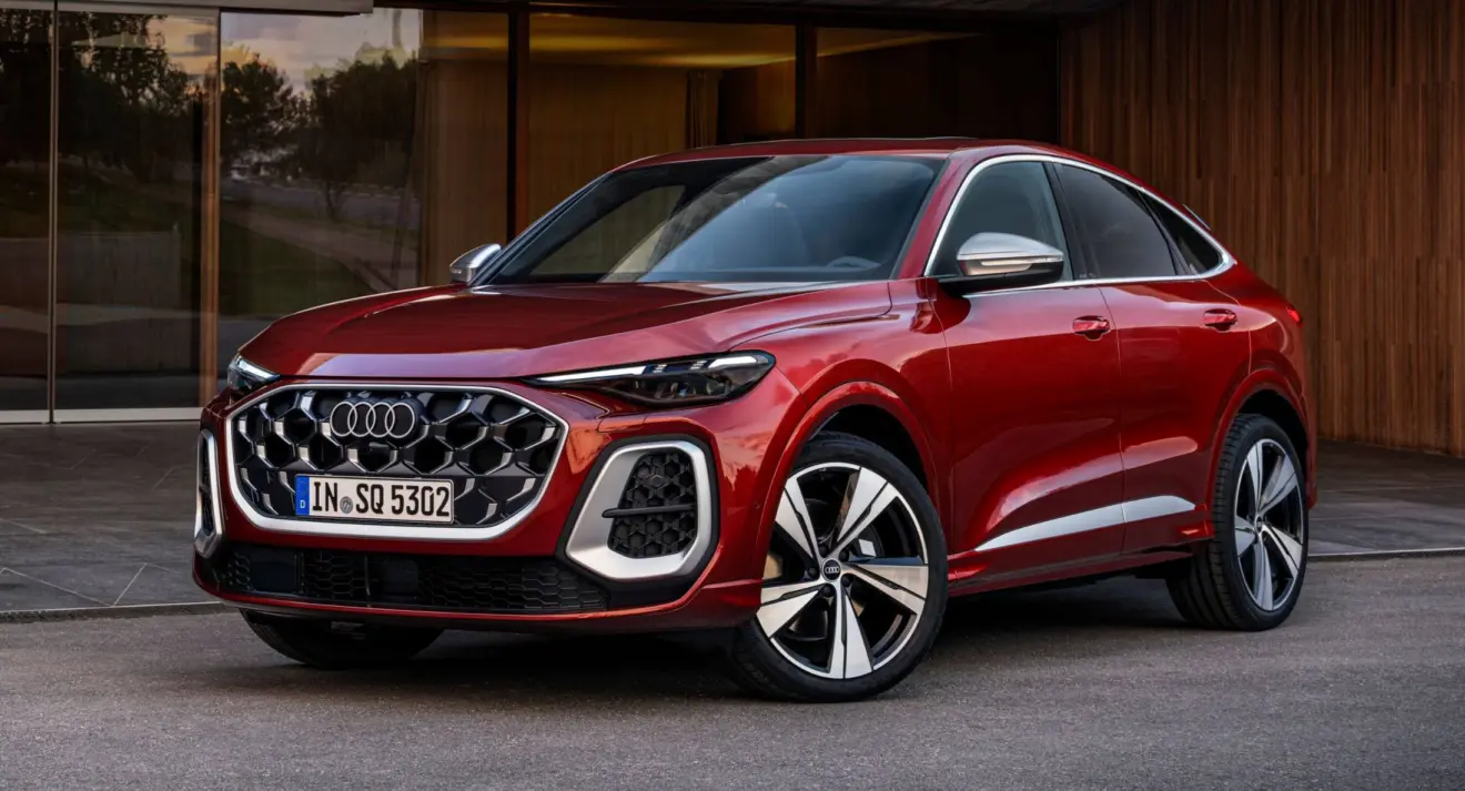 Audi SQ5 Sportback vermelho de frente parado com casa ao fundo