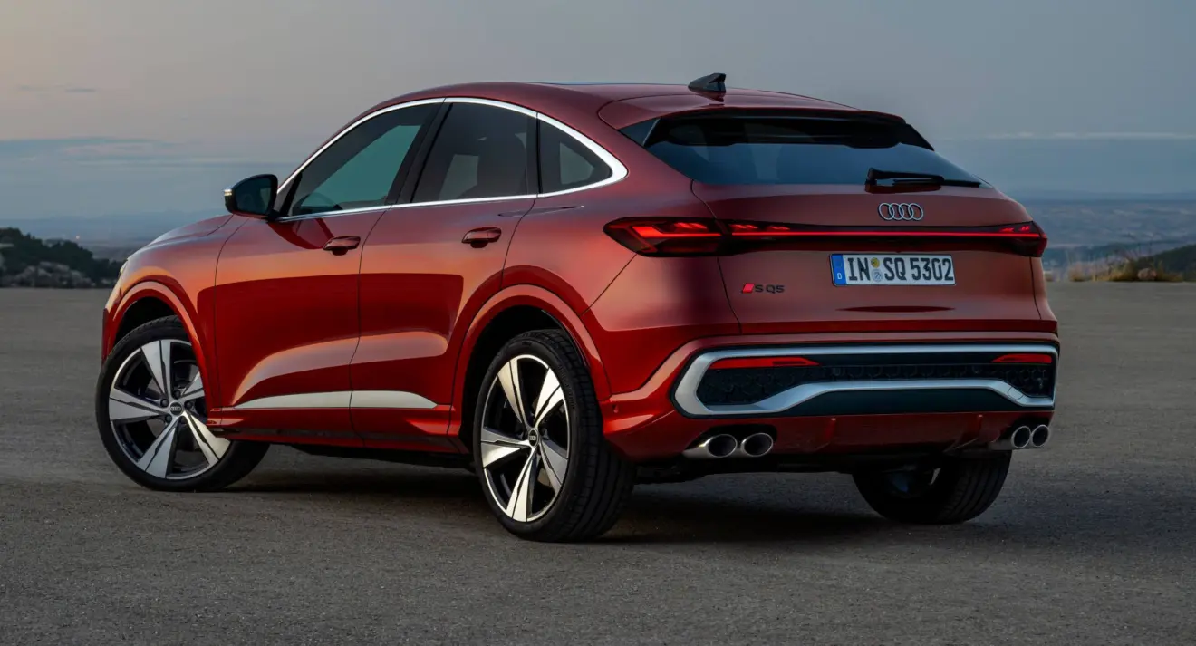 Audi SQ5 Sportback vermelho parado de traseira