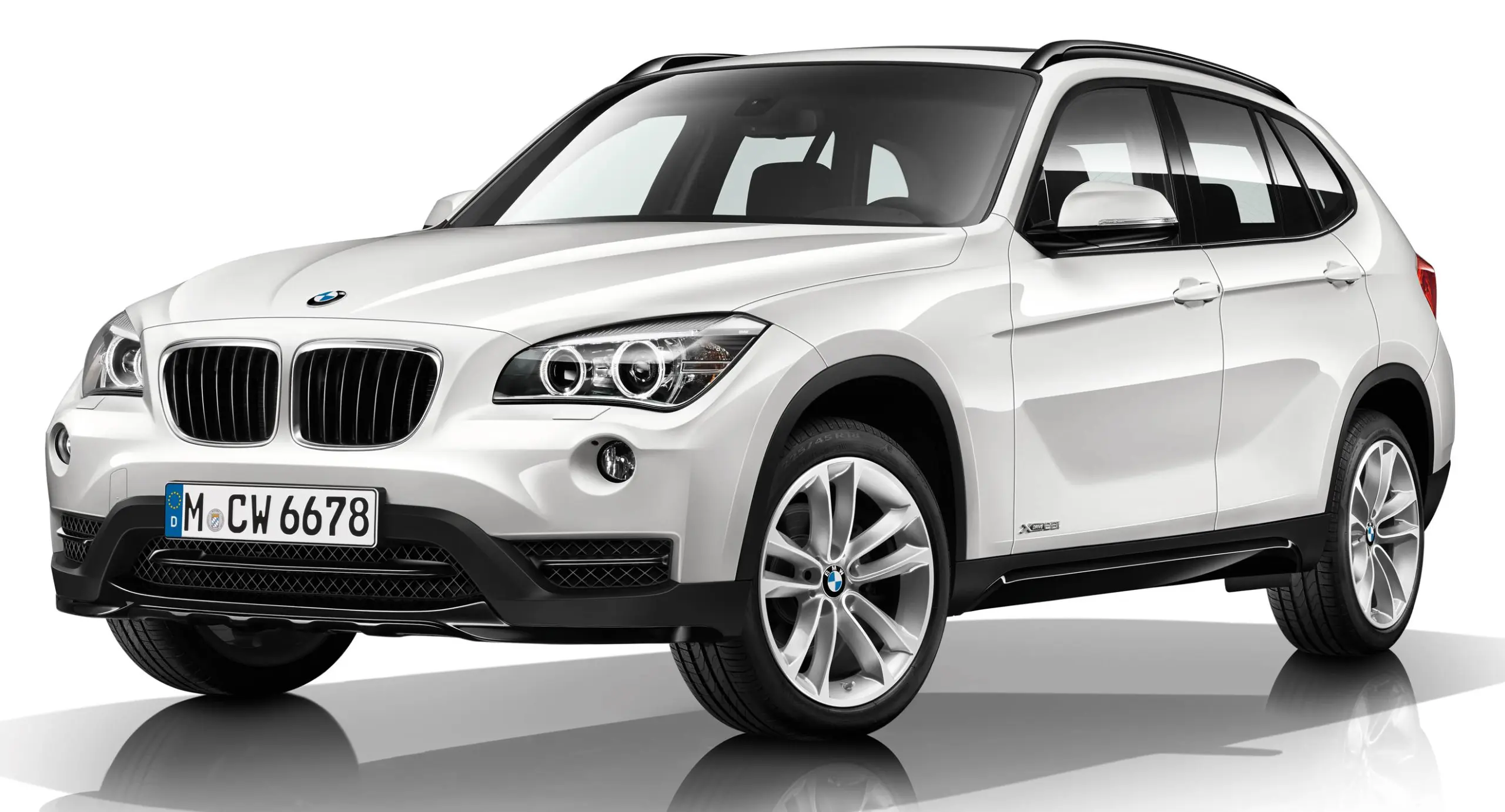 BMW X1 de primeira geração branco parado de frente
