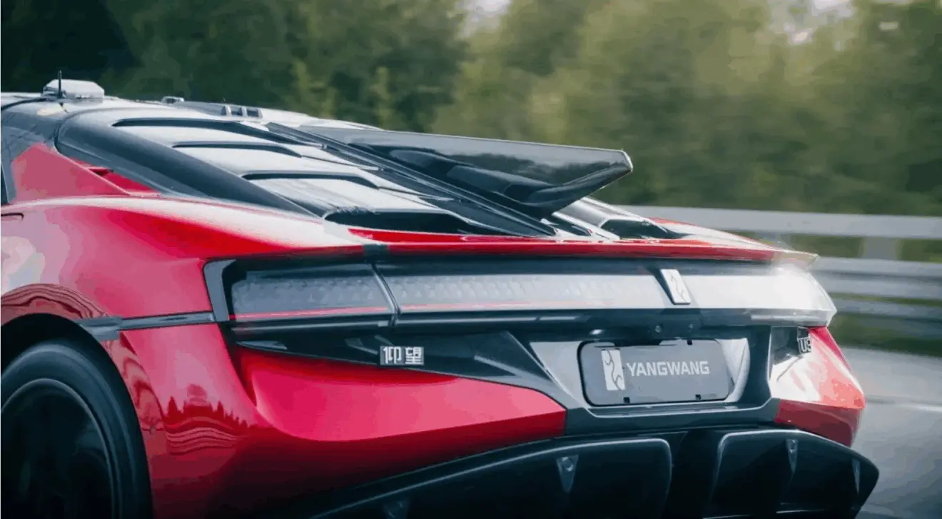 Traseira e spoiler do BYD YangWang U9 Track Edition vermelho