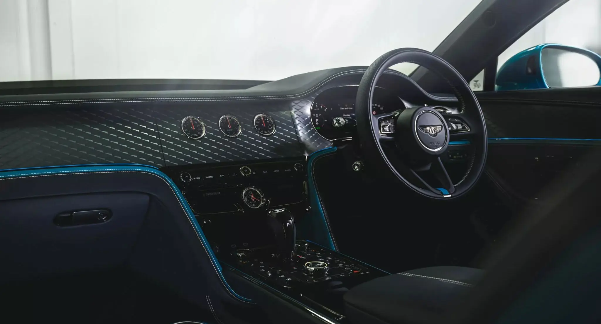 Interior do Bentley Flying Spur com pintura especial que custa o equivalente a um Mercedes-Benz