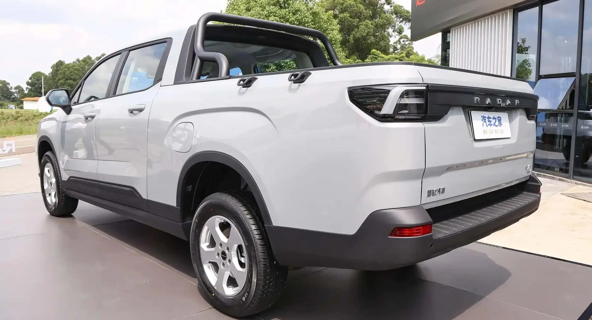 Caminhonete Radar RD6 PHEV prata parada de frente