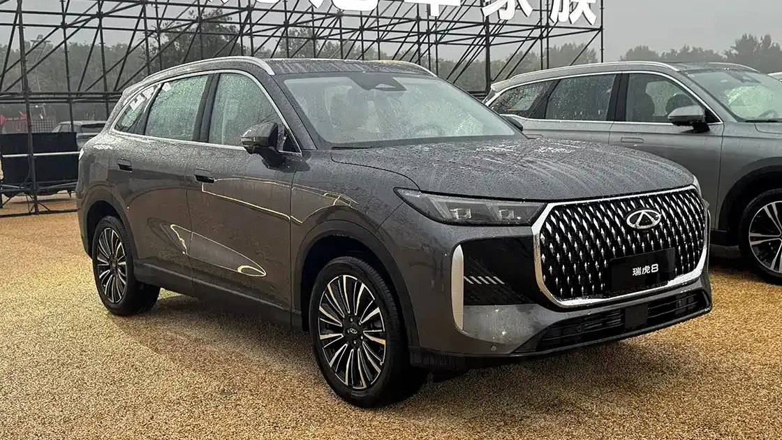 Chery Tiggo 8 ciinza de frente na chuva