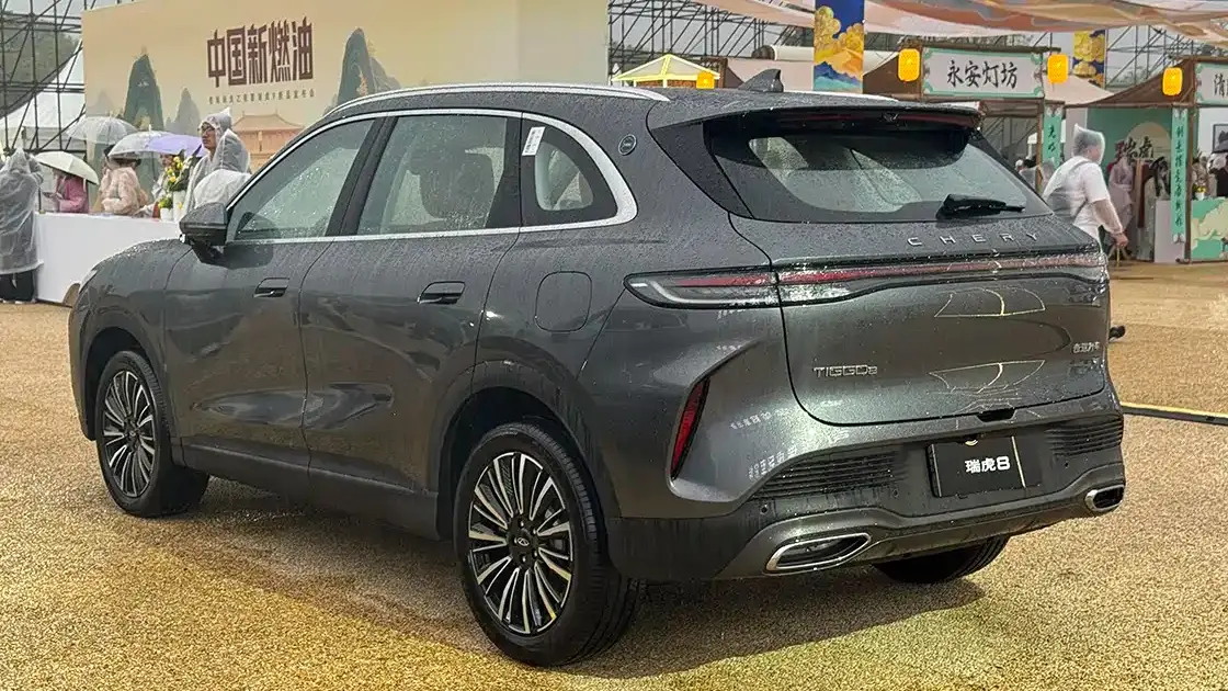 Chery Tiggo 8 ciinza de traseira na chuva