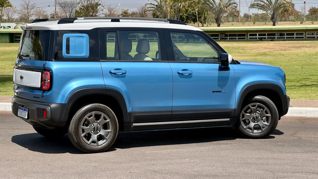 Chevrolet Spark EUV azul com o teto branco parado de lateral