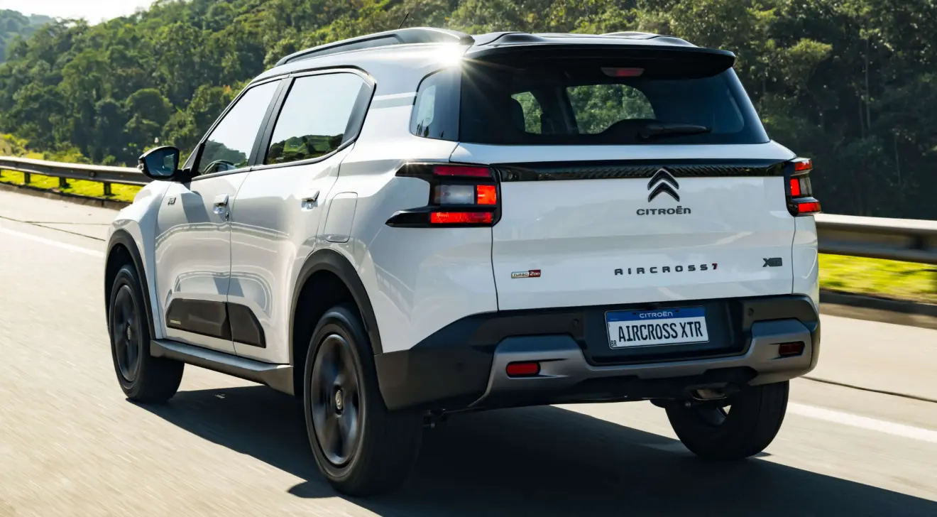 Citroën Aircross XTR  2026 branco de traseira em movimento na estrada