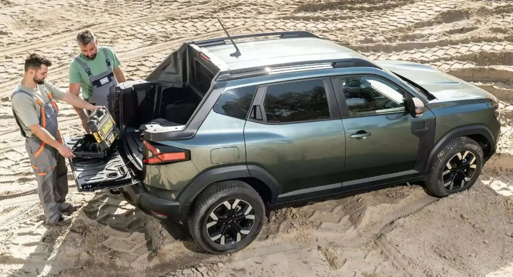 Dacia Duster Pick-Up verde com caçamba encurtada parada de traseira