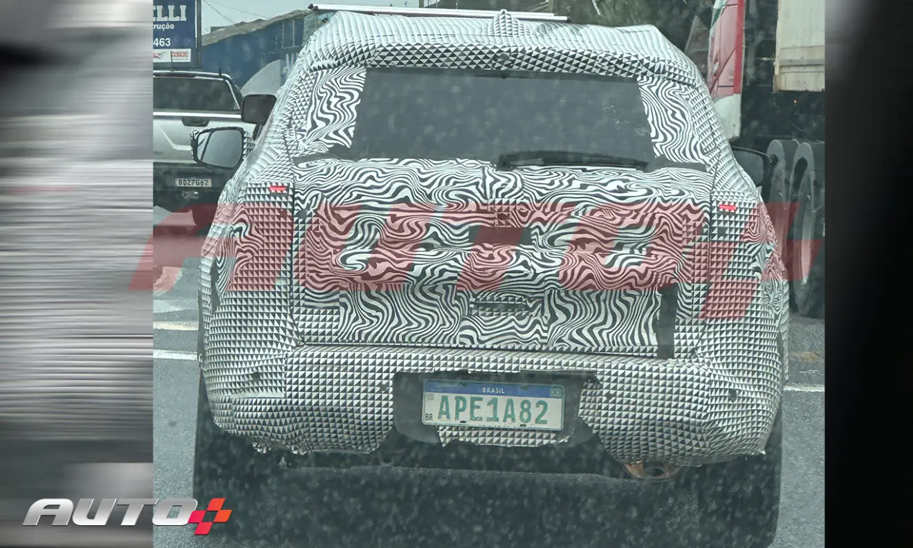 flagra nissan kait 2026 de traseira com camuflagem