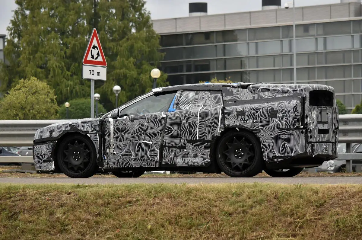 Ferrari EV camuflada de traseira andando na cidade
