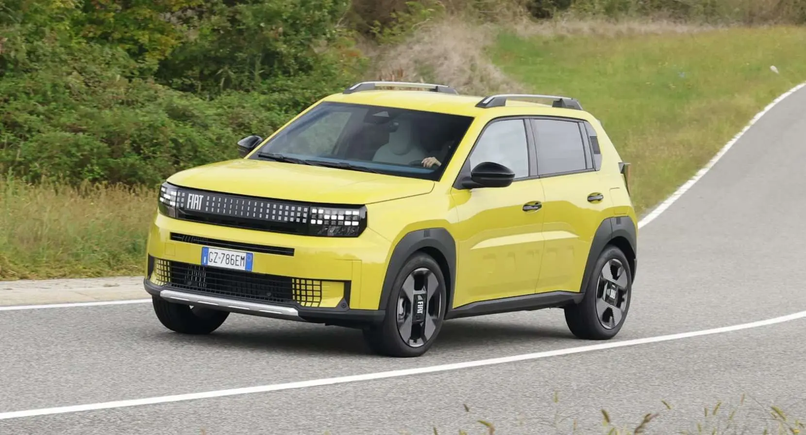 Fiat Grande Panda amarelo de frente andando na pista