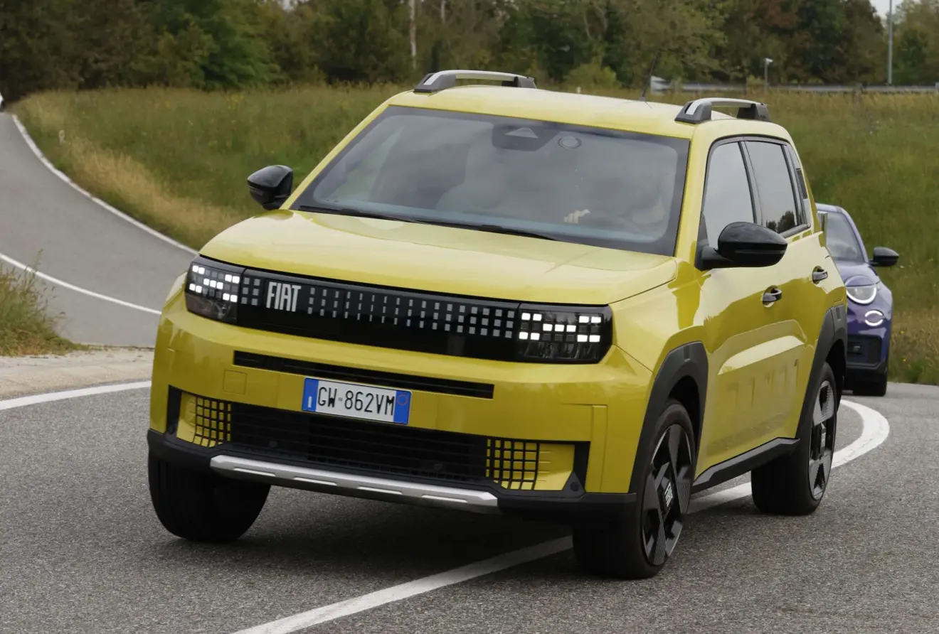 Fiat Grande Panda amarelo de frente andando na pista