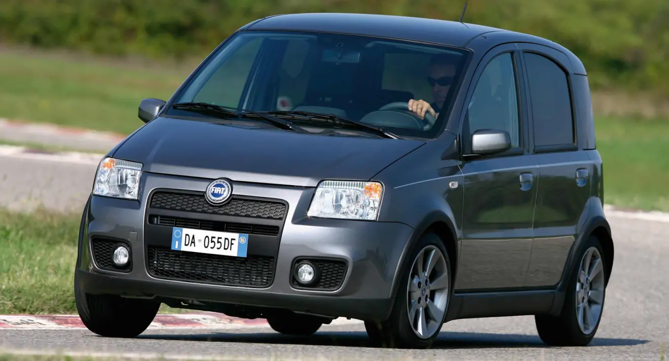 Fiat Panda 100HP cinza de frente andando na estrada