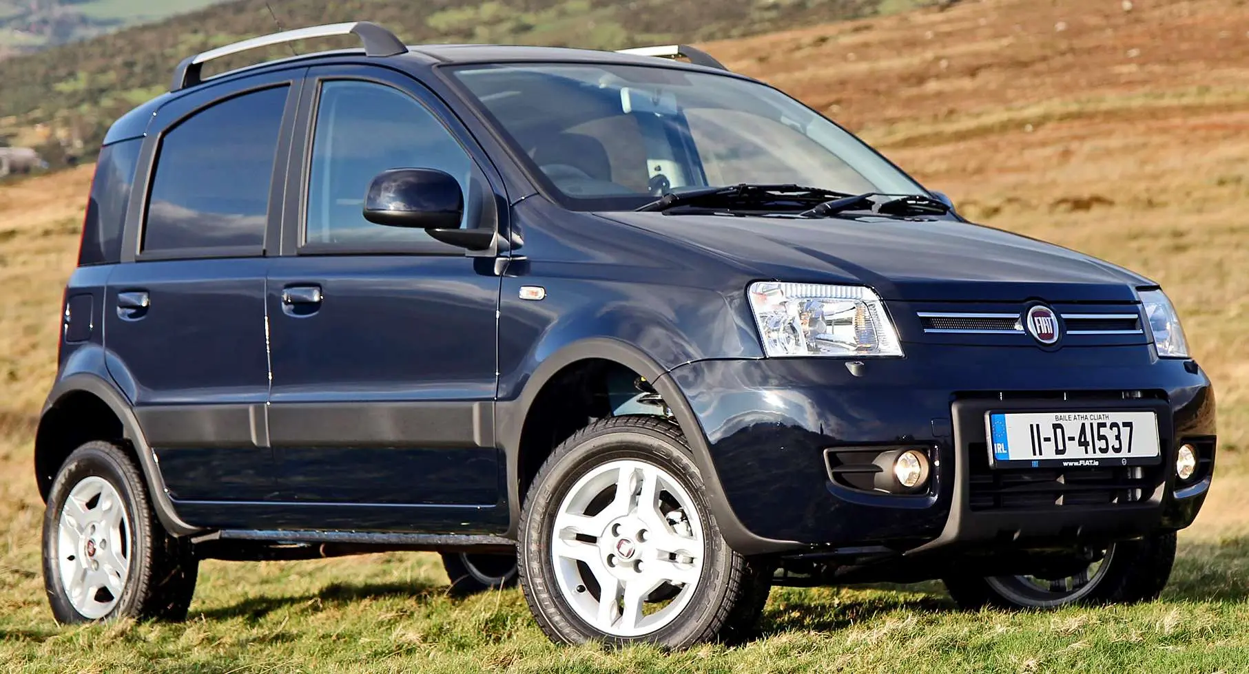 Fiat Panda Climbing preto parado de frente no fora de estrada