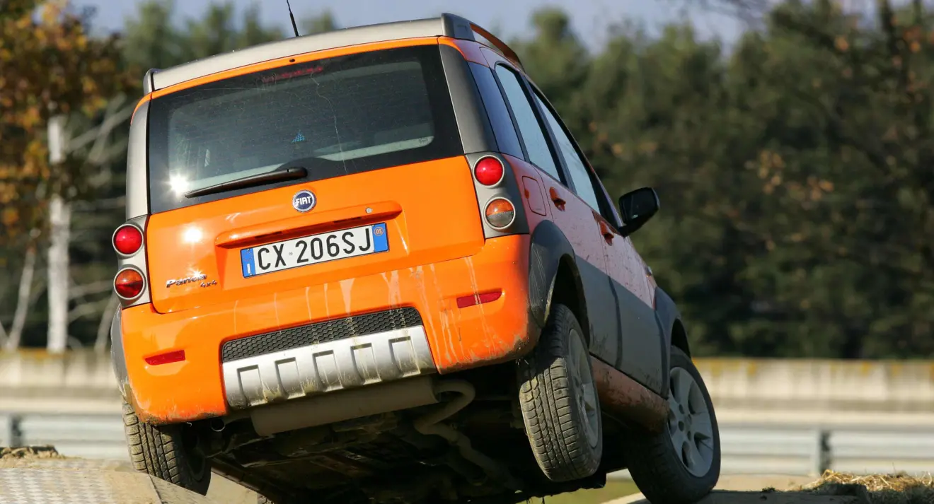 Fiat Panda Cross laranja de traseira