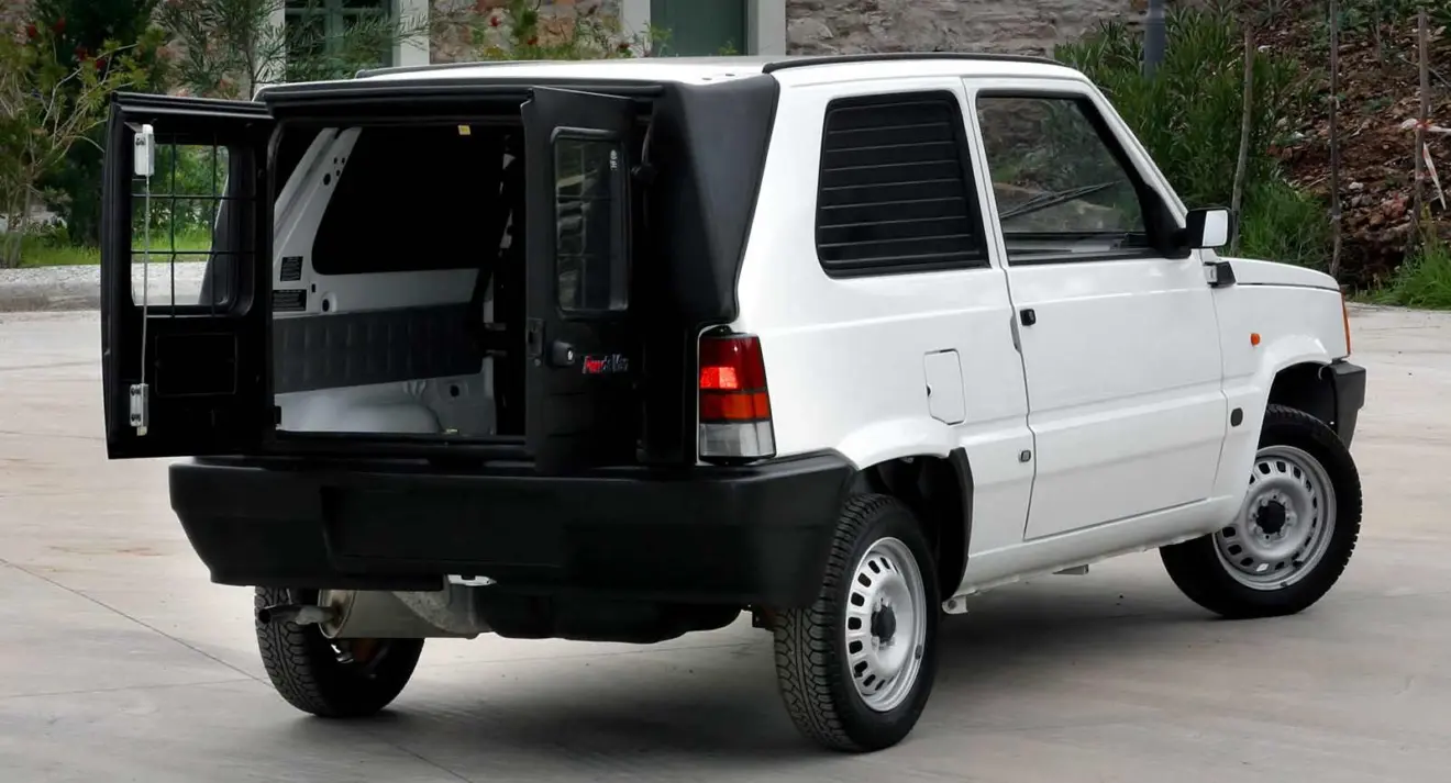 Fiat Panda Van branco parado de traseira
