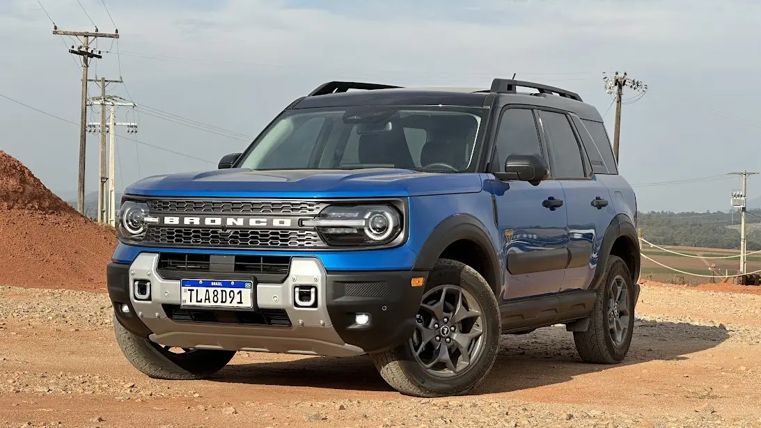 Ford Bronco Sport Badlands azul parado de frente na estrada de terra