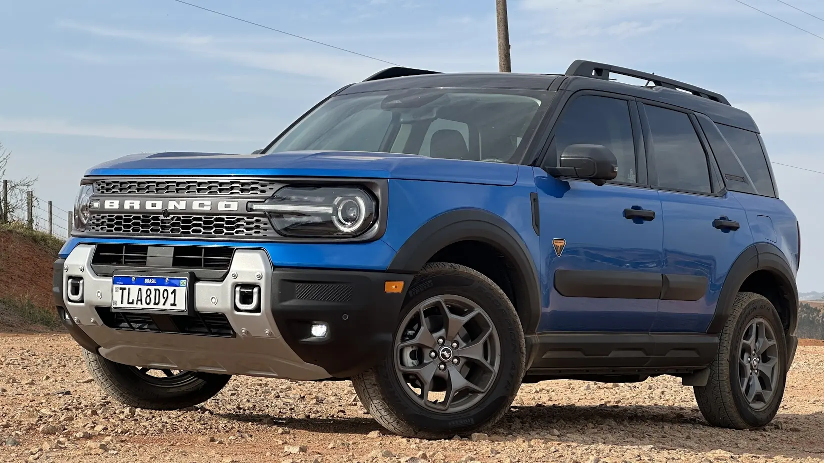 Ford Bronco Sport Badlands azul parado de dianteira com as rodas dianteiras esterçadas