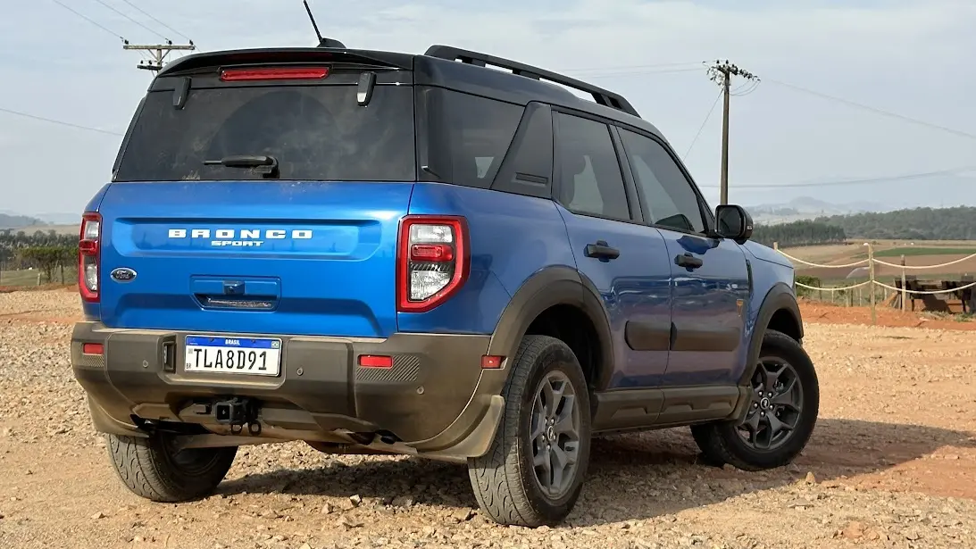Ford Bronco Sport Badlands azul parado de traseira na estrada de terra