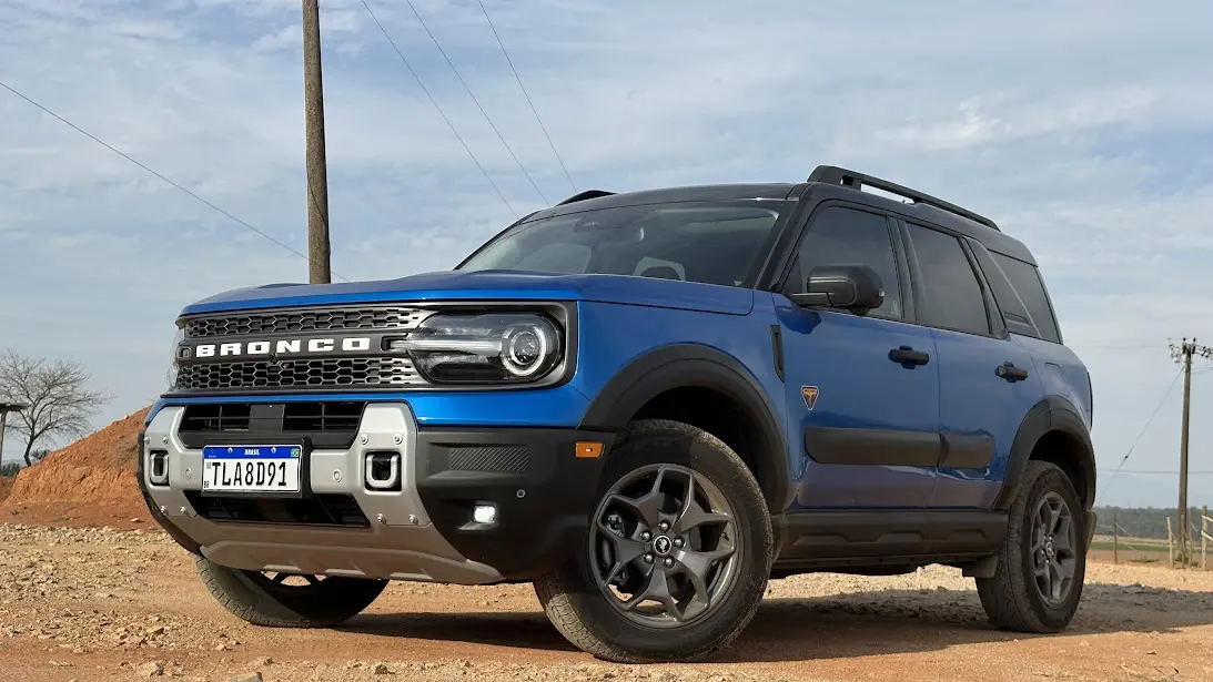 Ford Bronco Sport Badlands azul parado de frente na estrada de terra