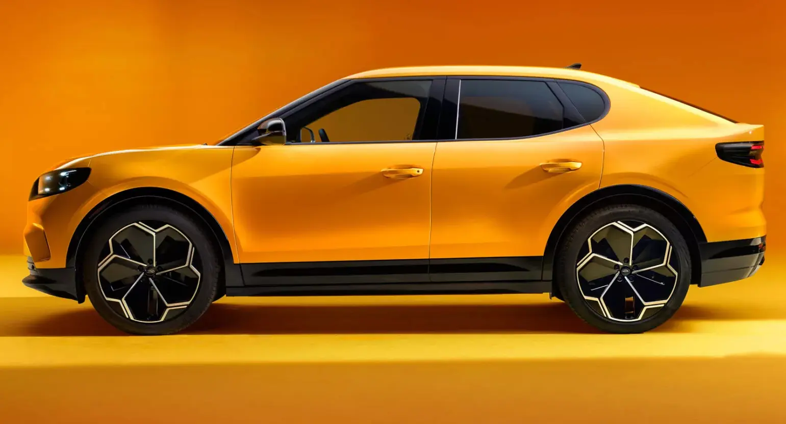 Elétrico Ford Capri amarelo parado de lateral