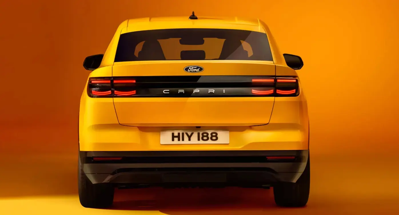 Elétrico Ford Capri amarelo parado de traseira