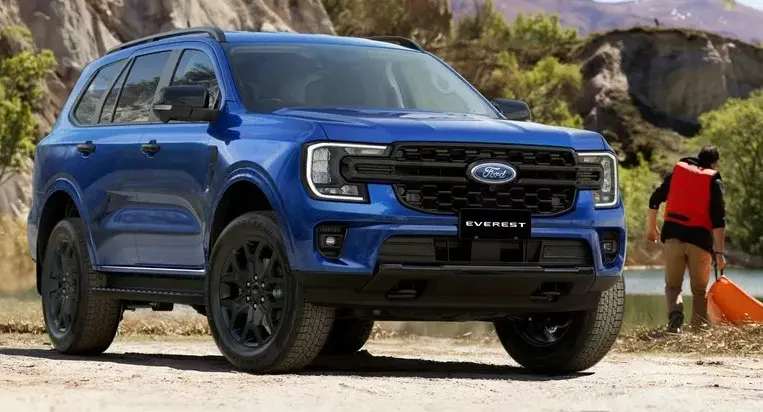 Ford Everest Sport Bi-Turbo azul parado de frente com lagoa ao fundo