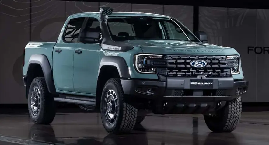 Ford Ranger Super Duty verde parada de frente