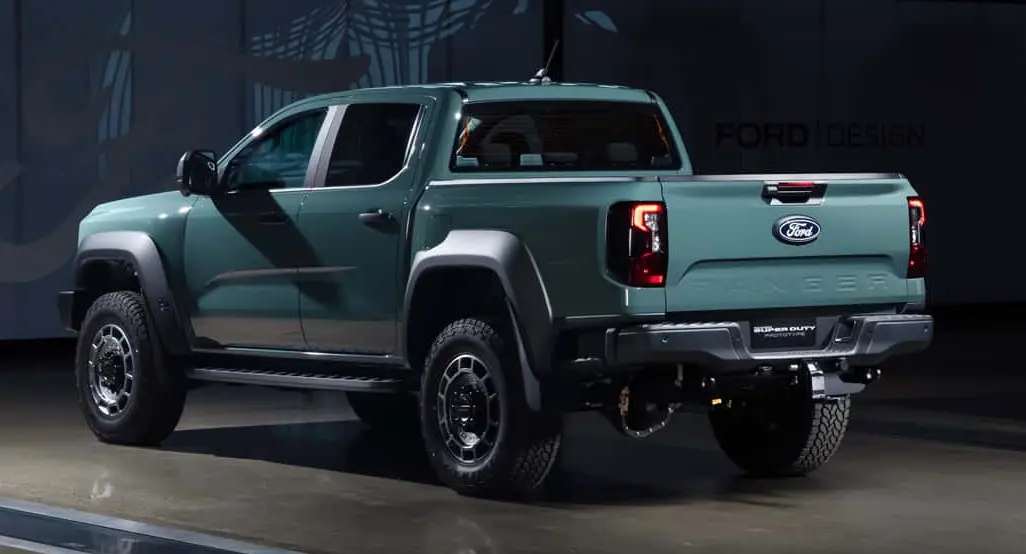 Ford Ranger Super Duty verde parada de traseira