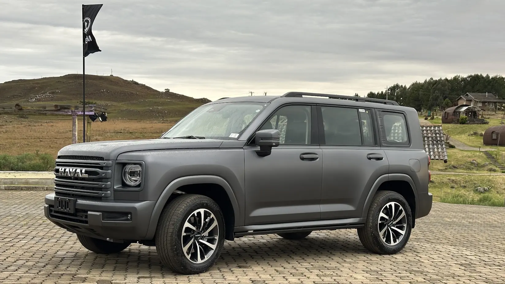 GWM Haval H9 cinza fosco parado de lateral