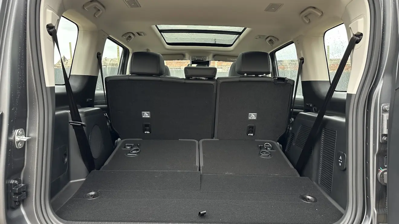 Porta-malas do Multimídia do GWM Haval H9 com a terceira fileira de bancos rebatida