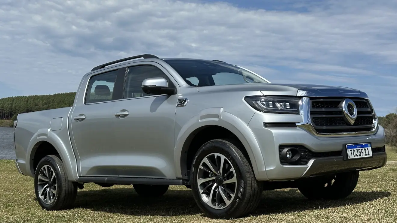 Caminhonete GWM Poer P30 Exclusive prata estacionada de frente na grama